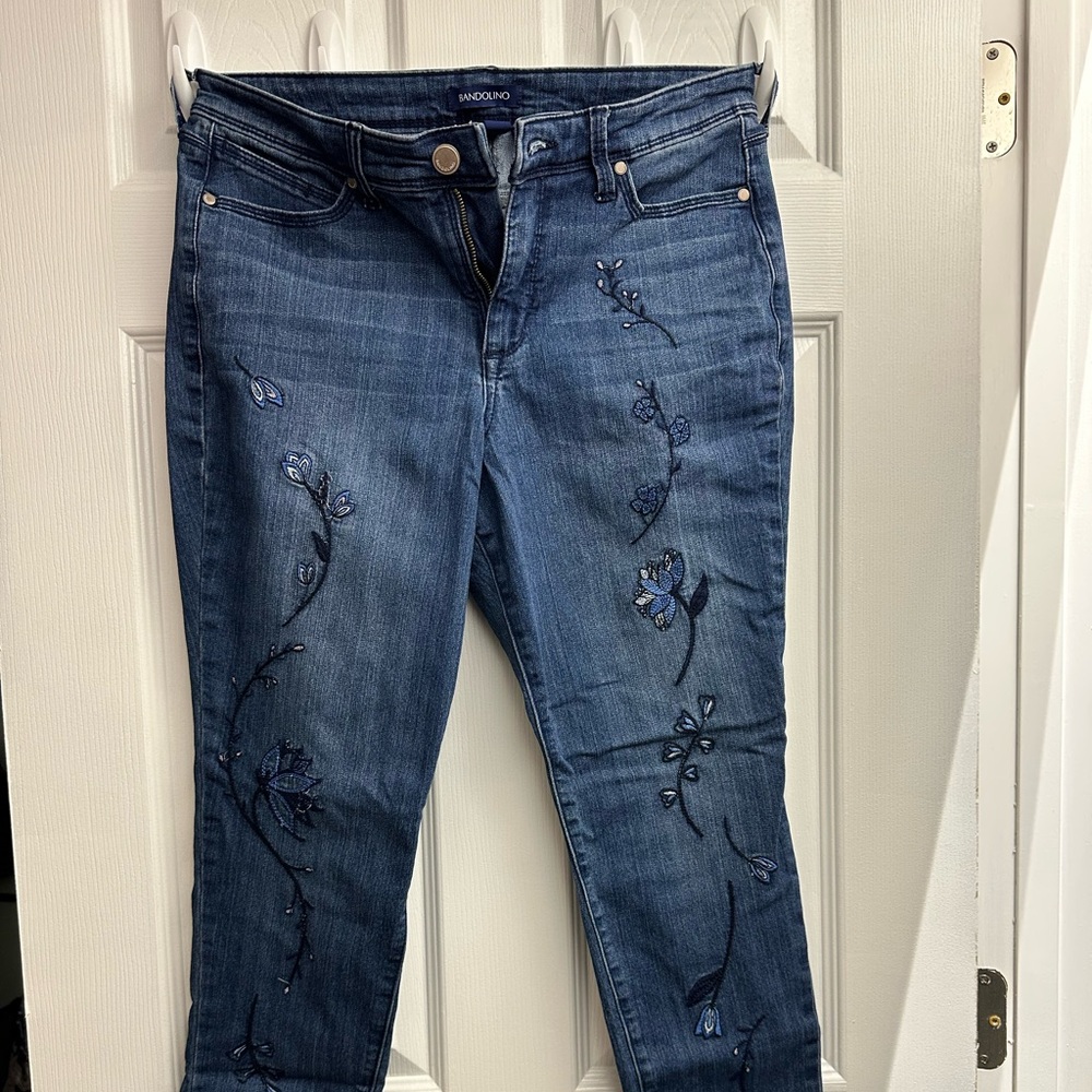 Bandolino Blue Ankle Cropped Jeans with embroidered flowers